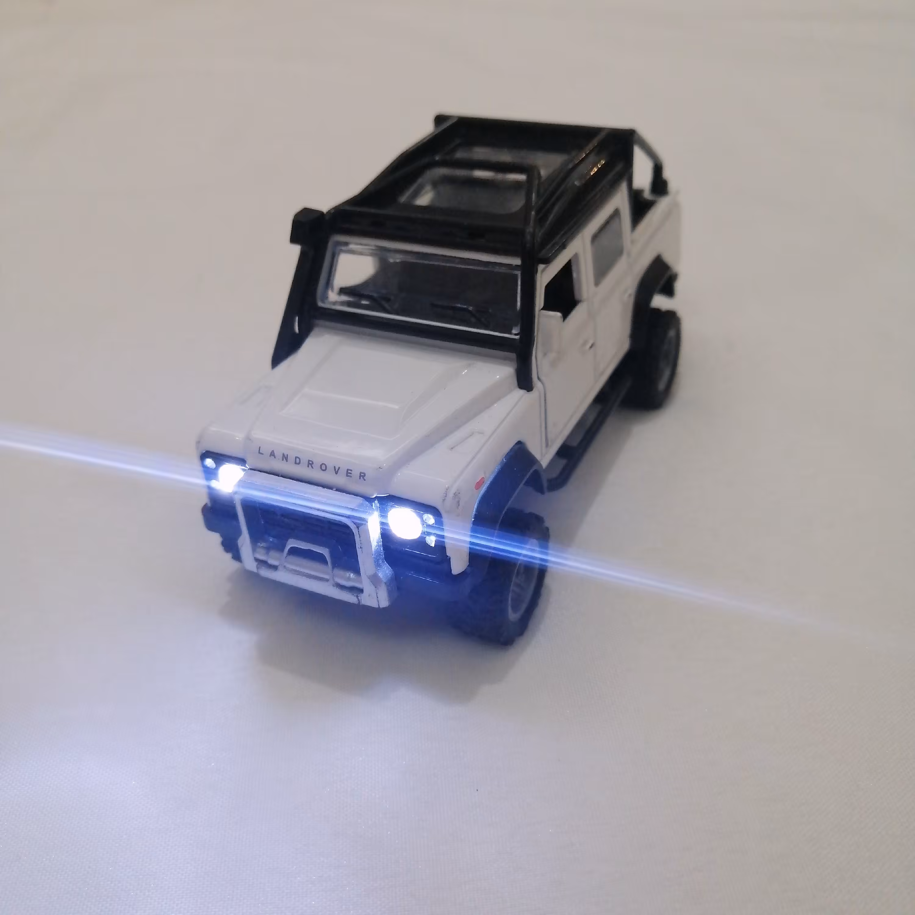 ماشین فلزی لندرور آفرود توریستی موزیکال و قدرتی و چراغدار رنگ سفید