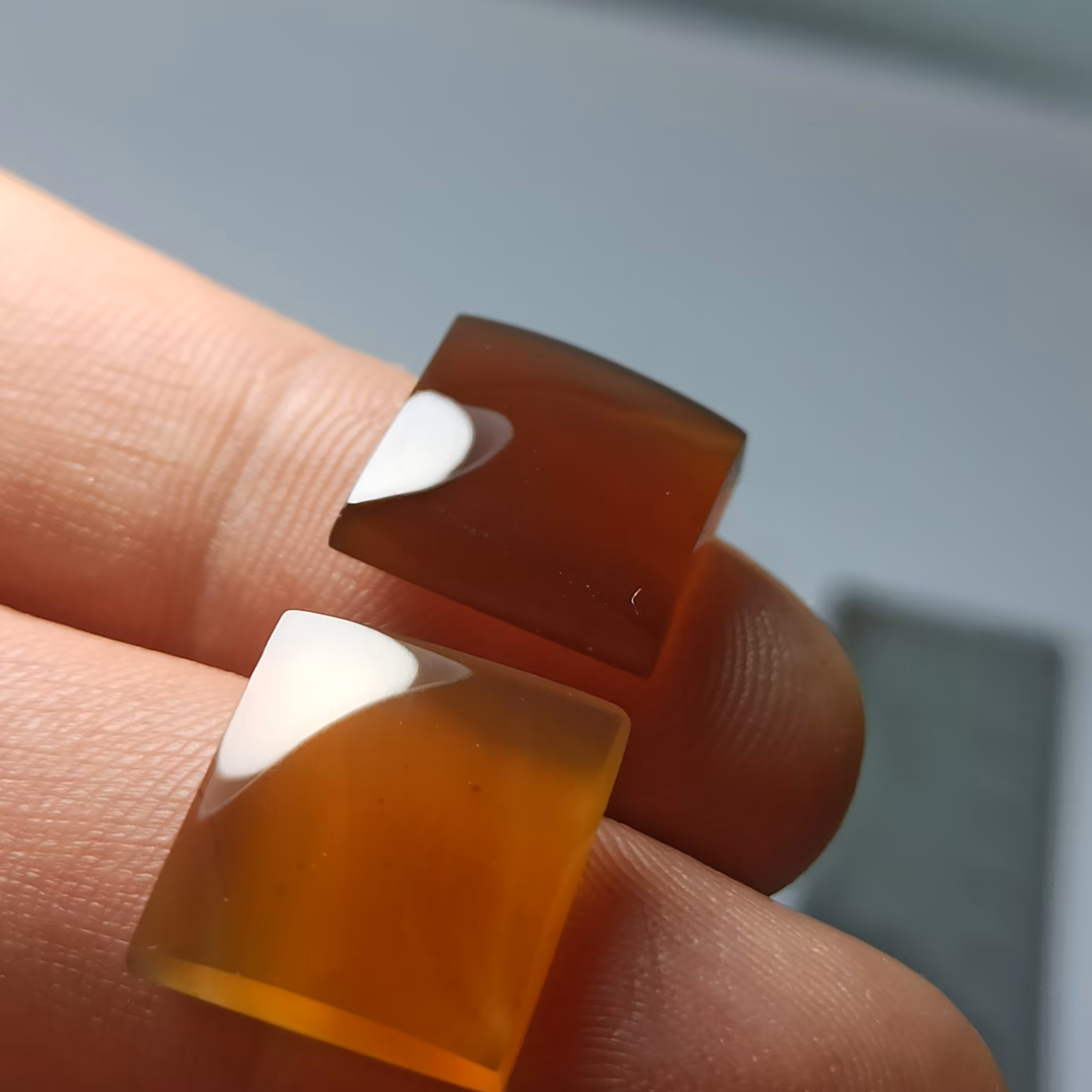 یک عدد  نگین عقیق زرد  شفاف و  نچرال و کاملا طبیعی و اصل معدنی چهارگوش ( نگین تیره موجود نیست )