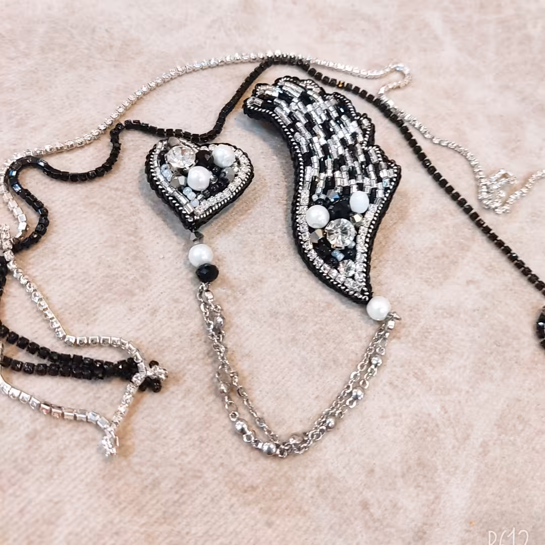 گلسینه بال فرشته و قلب جواهردوزی شده