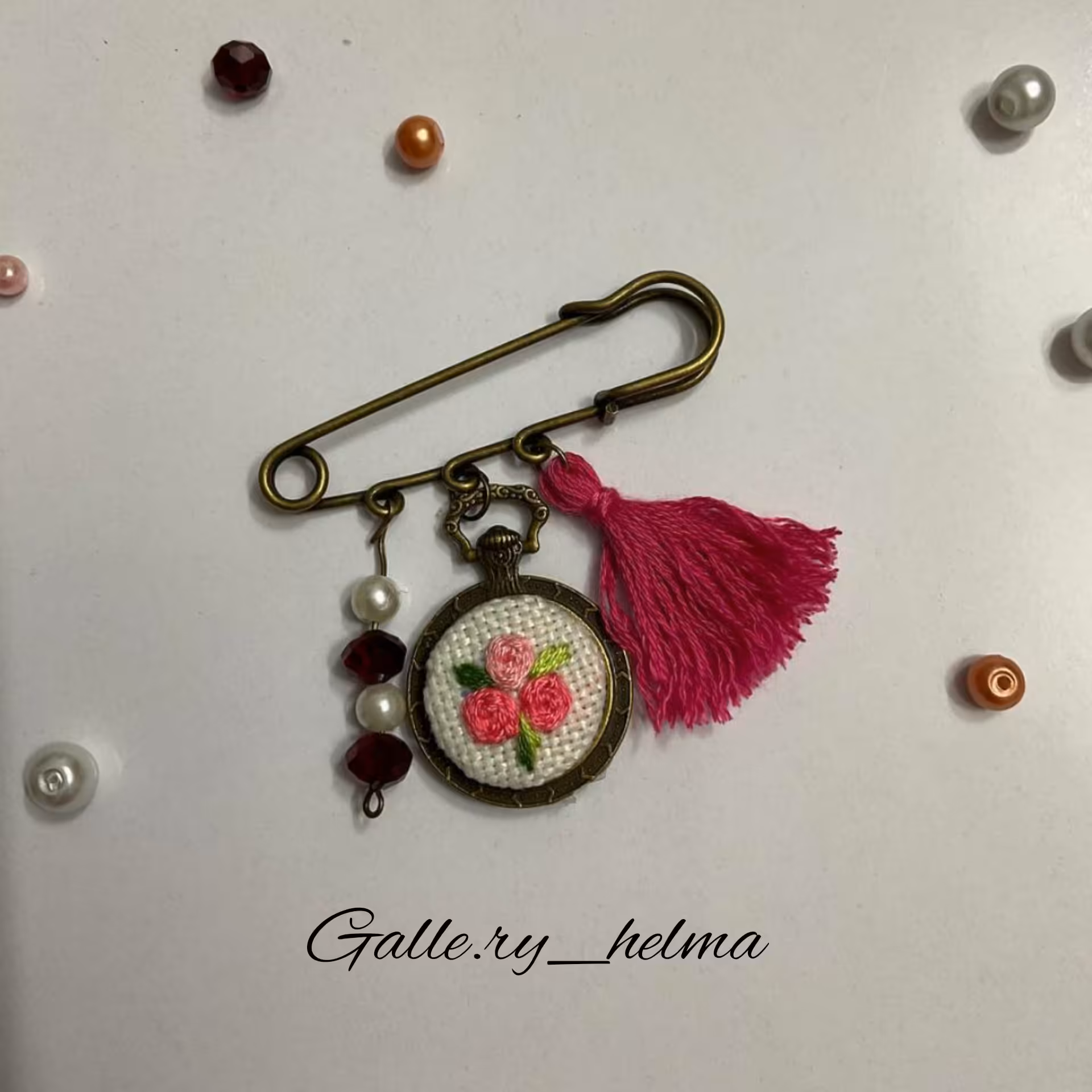 سنجاق سینه گلدوزی شده