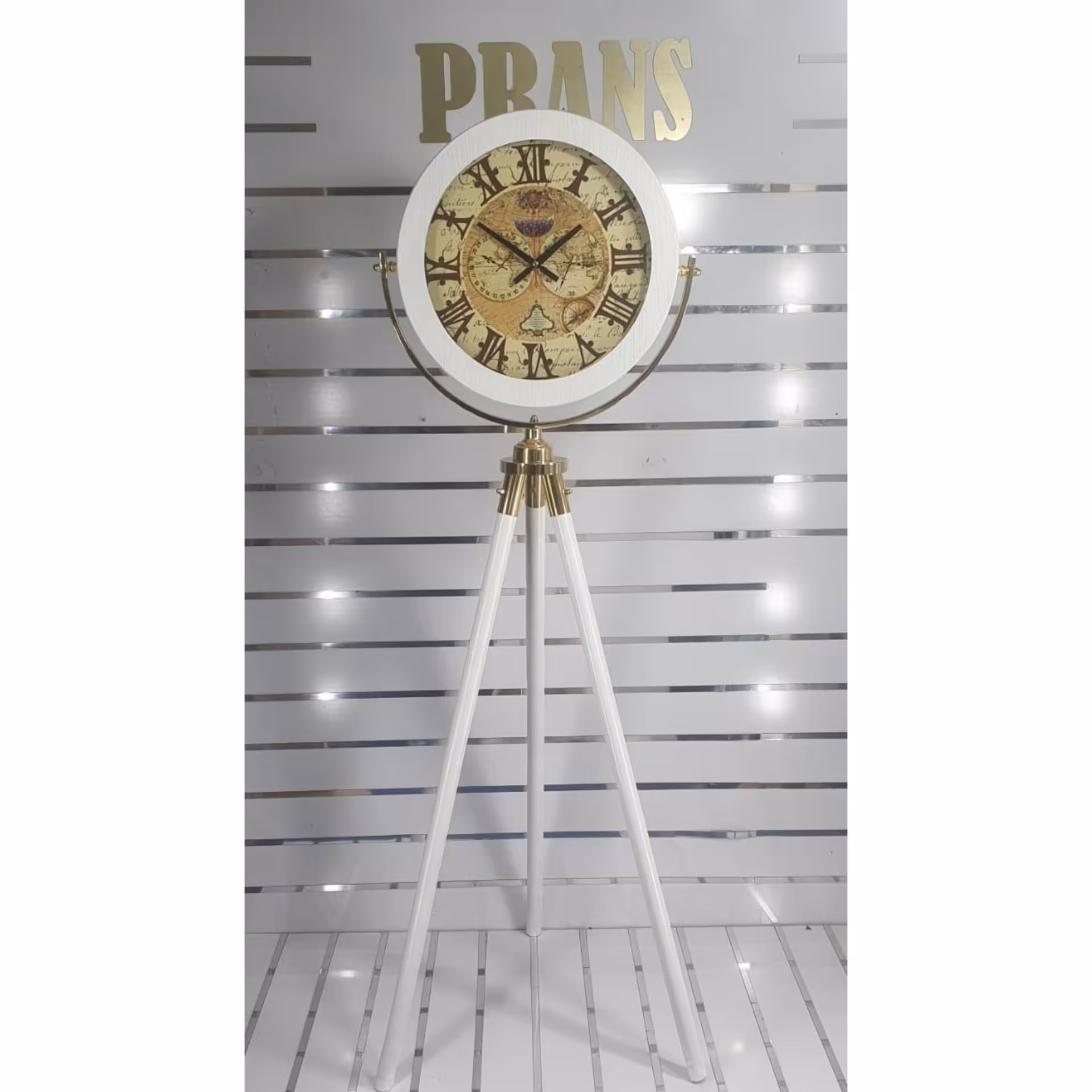 ساعت ایستاده ی سه پای کلاسیک