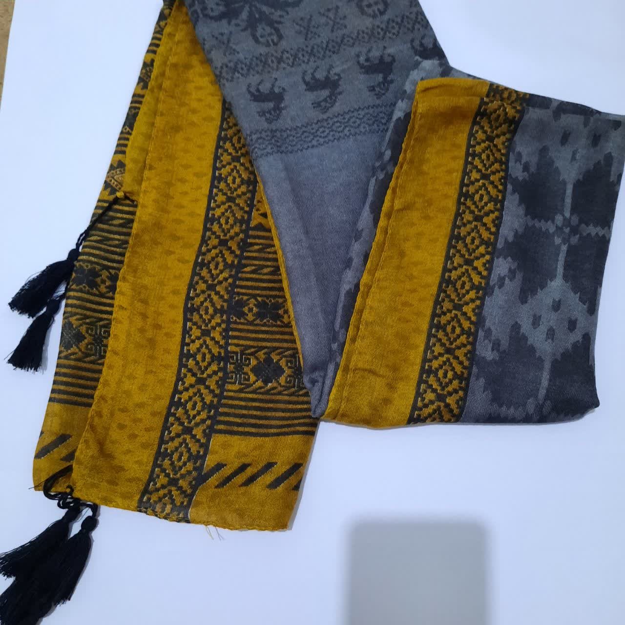 شال نخی طوسی خردلی منگوله دار