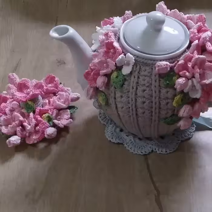 روکش قوری قلاببافی شکوفه های گیلاس سایز متوسط طراحی قلاببافی جده