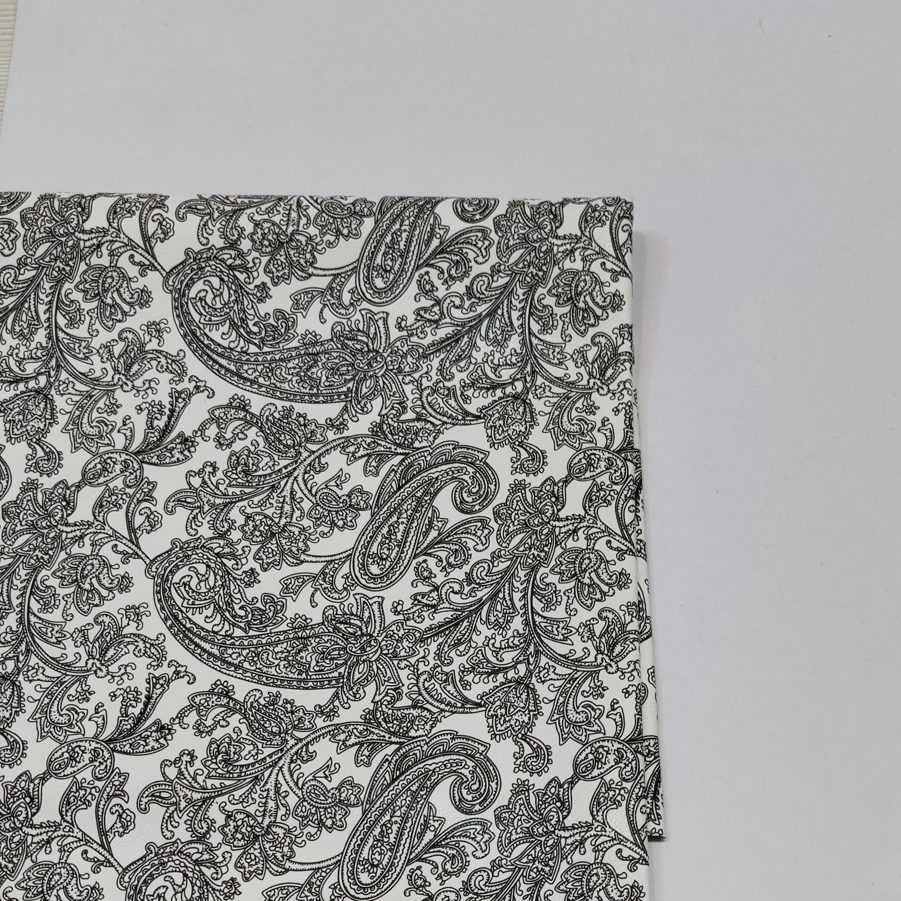 پارچه چرم  طرح دارجنس درجه یکمناسب برای پالتو مانتو و عرض 150