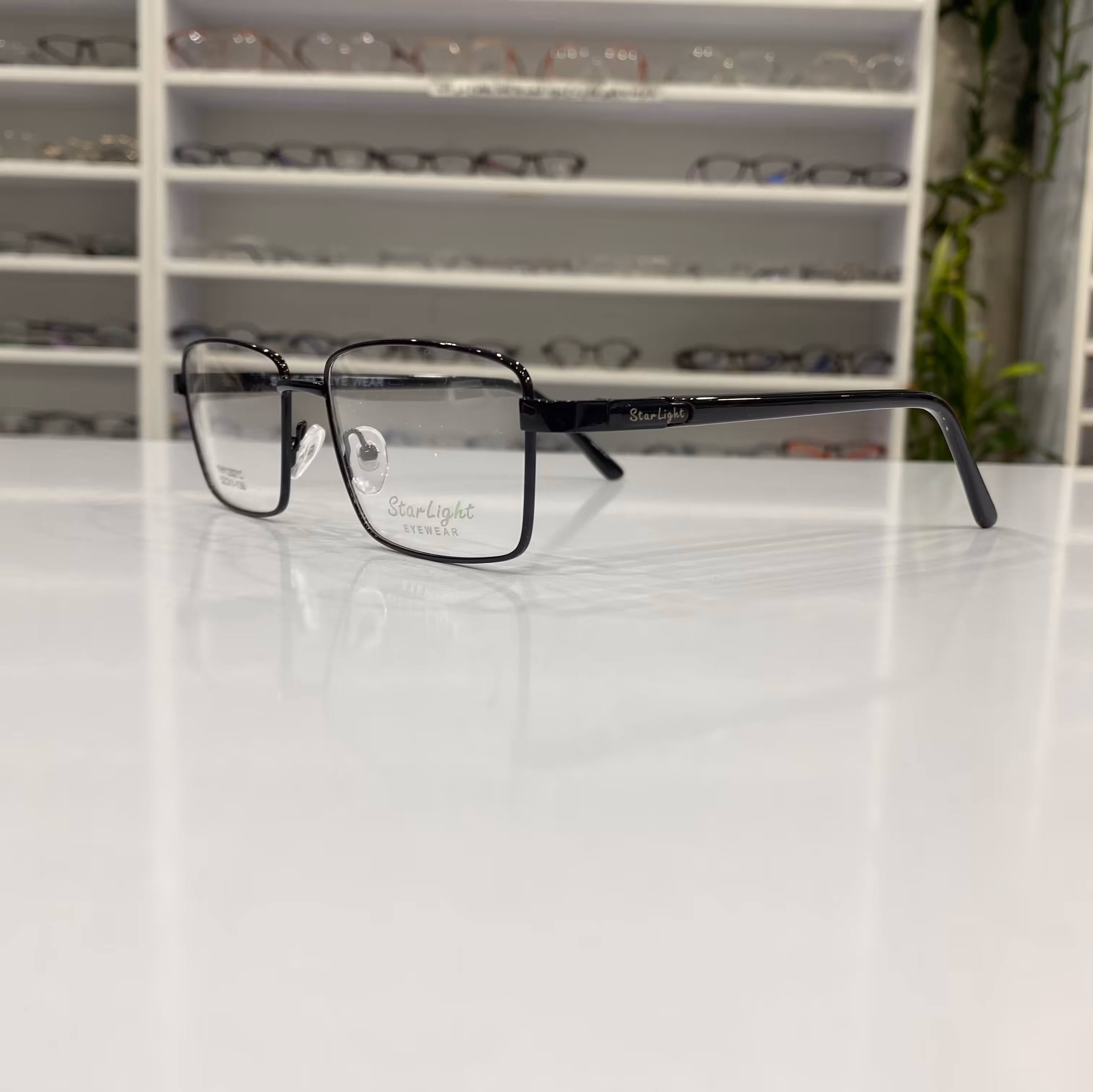 فرم عینک طبی فلزی رنگ مشکی طرح مستطیلی مناسب ساخت عینک طبی  مارک استارلایت و قیمت ارزان در عینک کاسپین بوشهر
