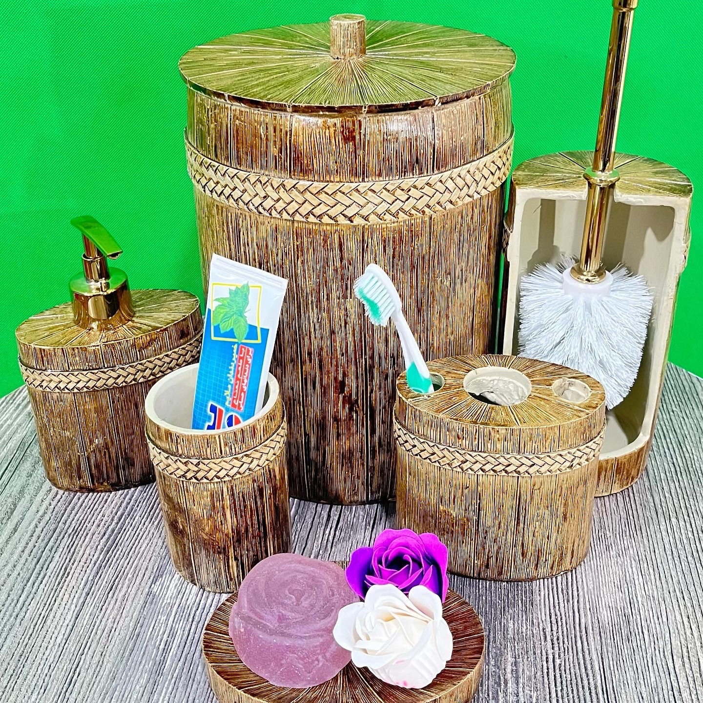 ست سرویس بهداشتی 6 پارچه ( سطل زباله جامایع فرچه جاصابونی لیوان جامسواک ) ست دستشویی حمام جنس رزین رنگ و مد چوب