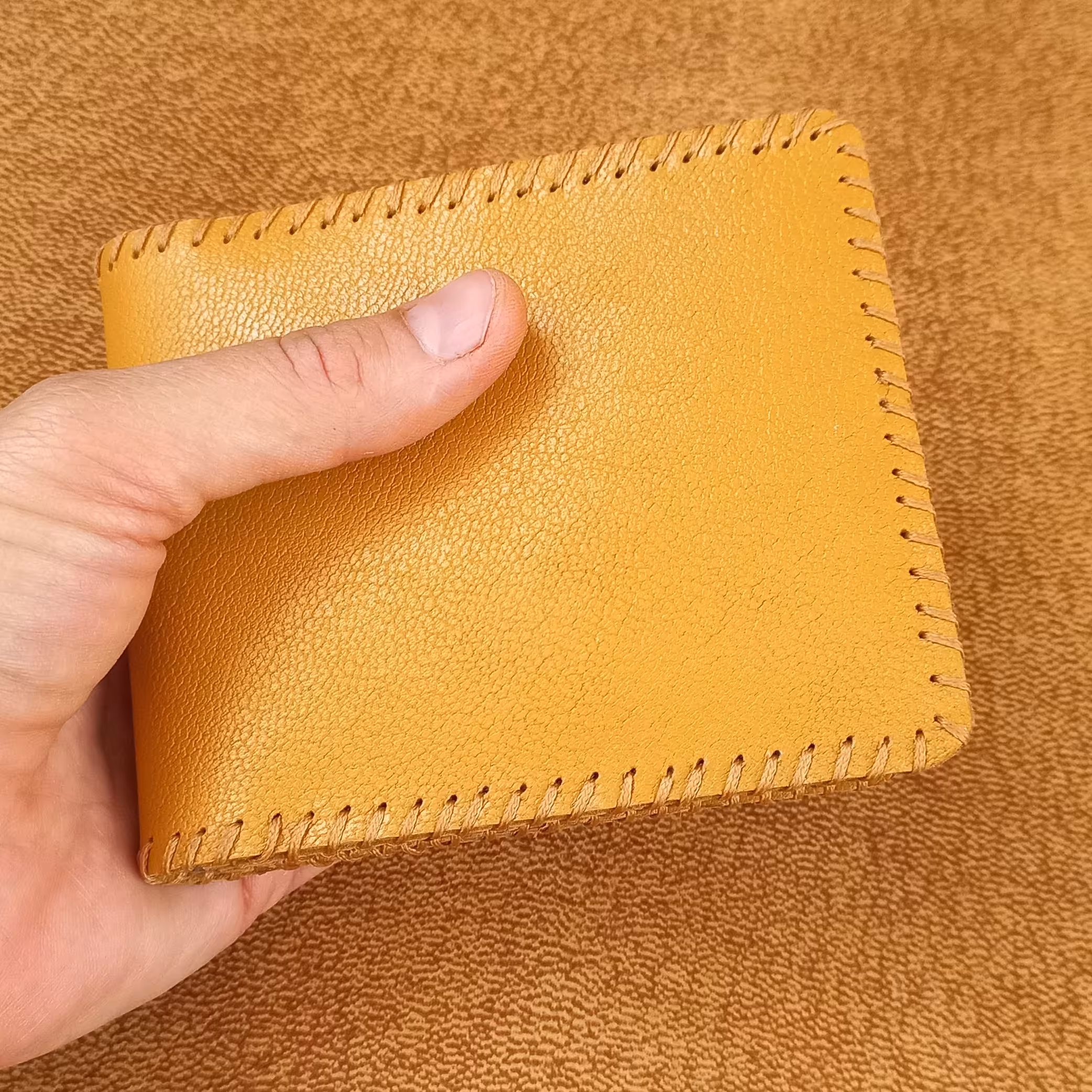 کیف جیبی مردانه.دست دوز چرم بزی سوپر رنگ زرد ابعاد تاشده 10×13