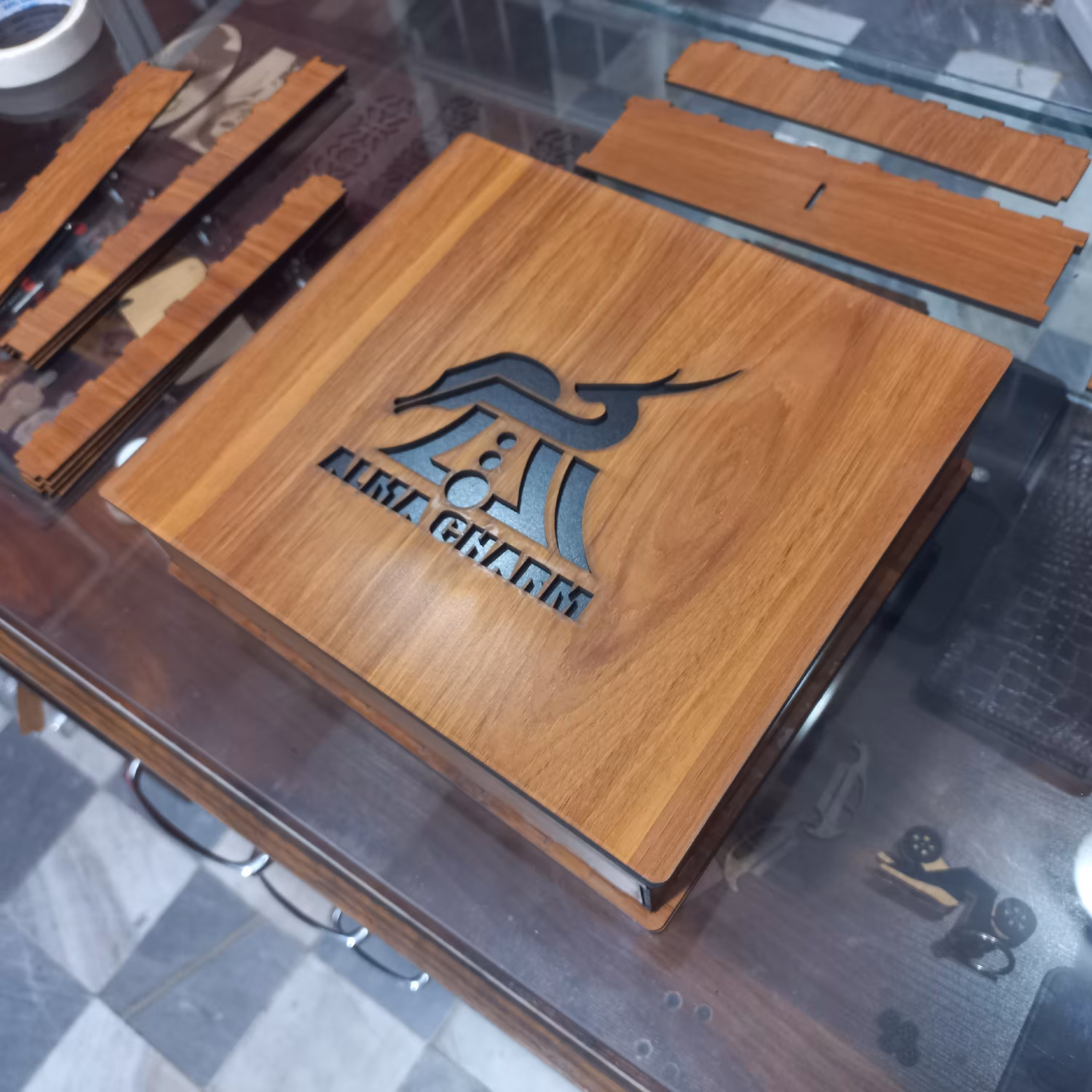 جعبه ست کیف و کمربند و جا کارتی.طراحی روی درب بصورت اختصاصی متن و لوگو.قابل سفارش تک و عمده