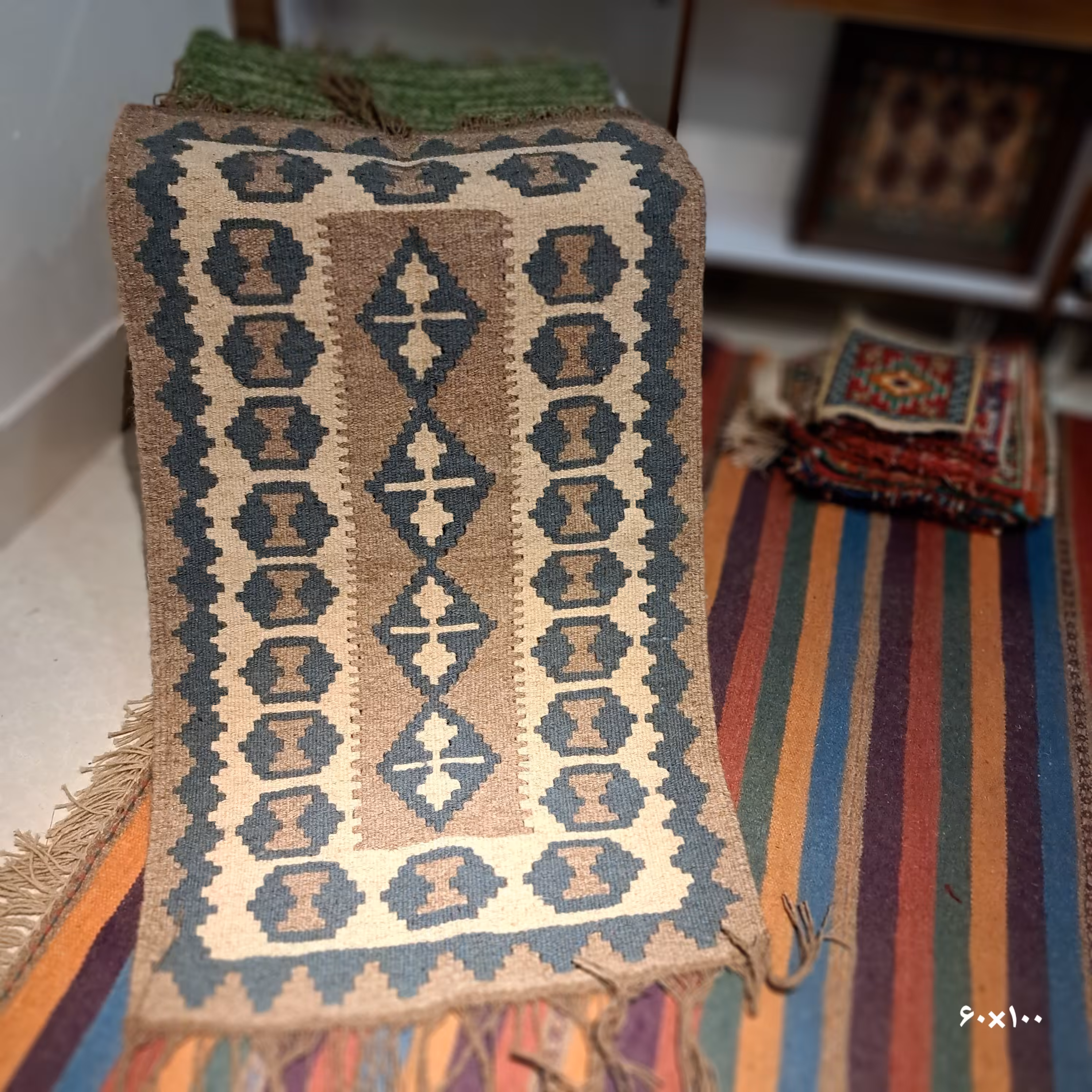 گلیم دستبافت پشمی با ابعاد حدودی60 در 100 و رنگ گیاهی کد 4