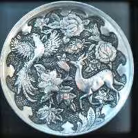 تابلوی غزال و سیمرغ، قلمزنی، سینی مسی، قطر 25 سانتی متر با قاب