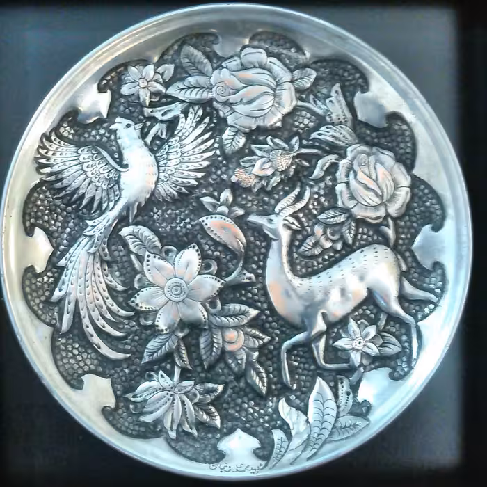 تابلوی غزال و سیمرغ، قلمزنی، سینی مسی، قطر 25 سانتی متر با قاب