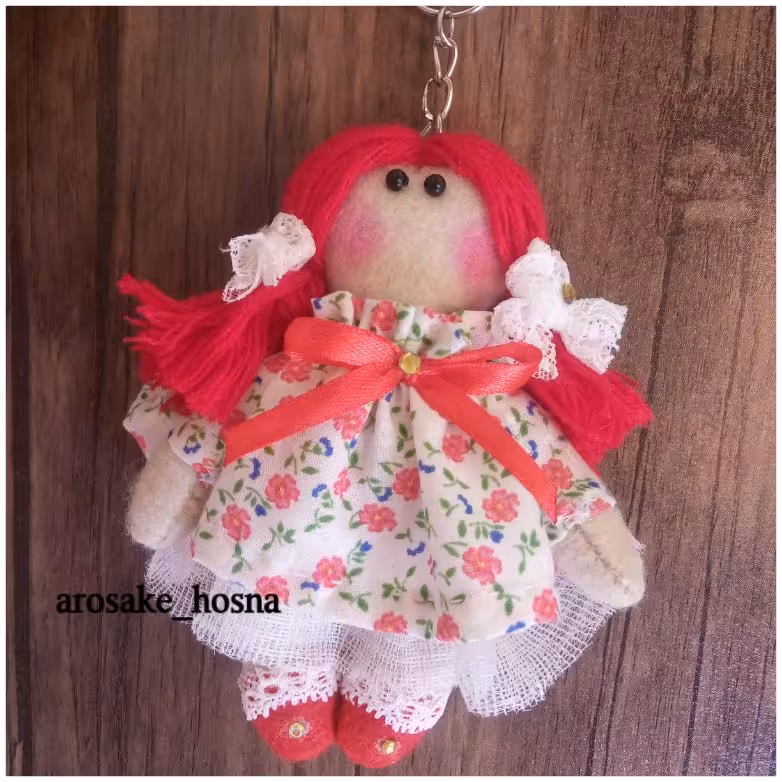 آویز نمدی دختر قرمز پوش