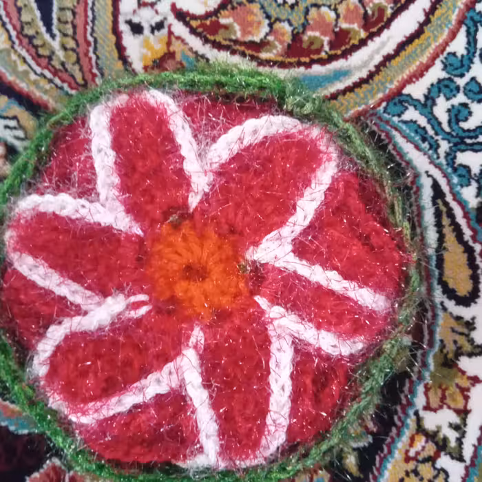 اسکاج گل در رنگ های سبز قرمز ابی سفید دولایه با کاموا سوزنی خوش دست وراحت در اختیار شما دوستان