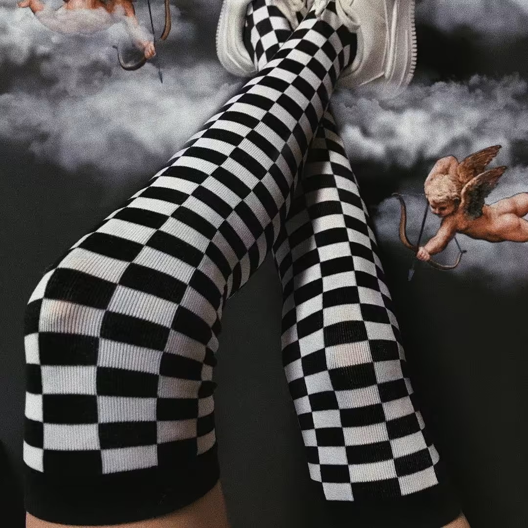 جوراب شطرنجی بالازانو سفید مشکی نخ پنبه