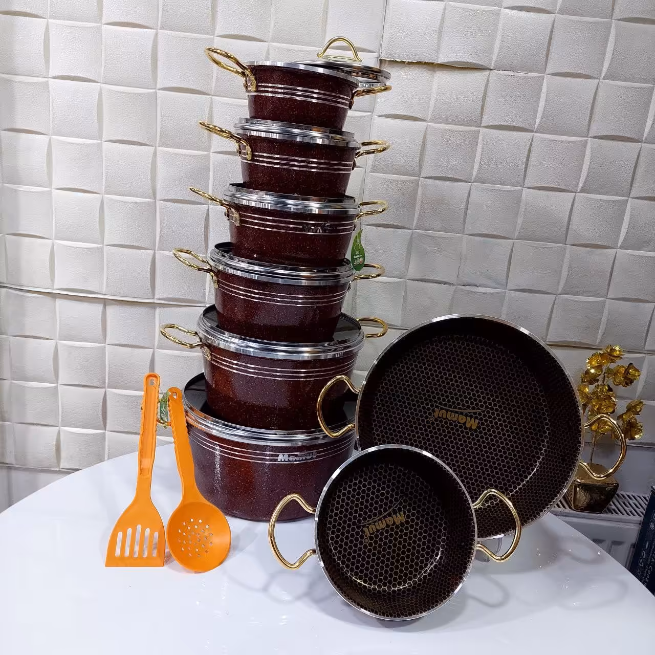 سرویس قابلمه16 پارچه ماموت دسته طلایی کف زنبوری رنگ زرشکی با ضمانت نامه داخل سرویس 