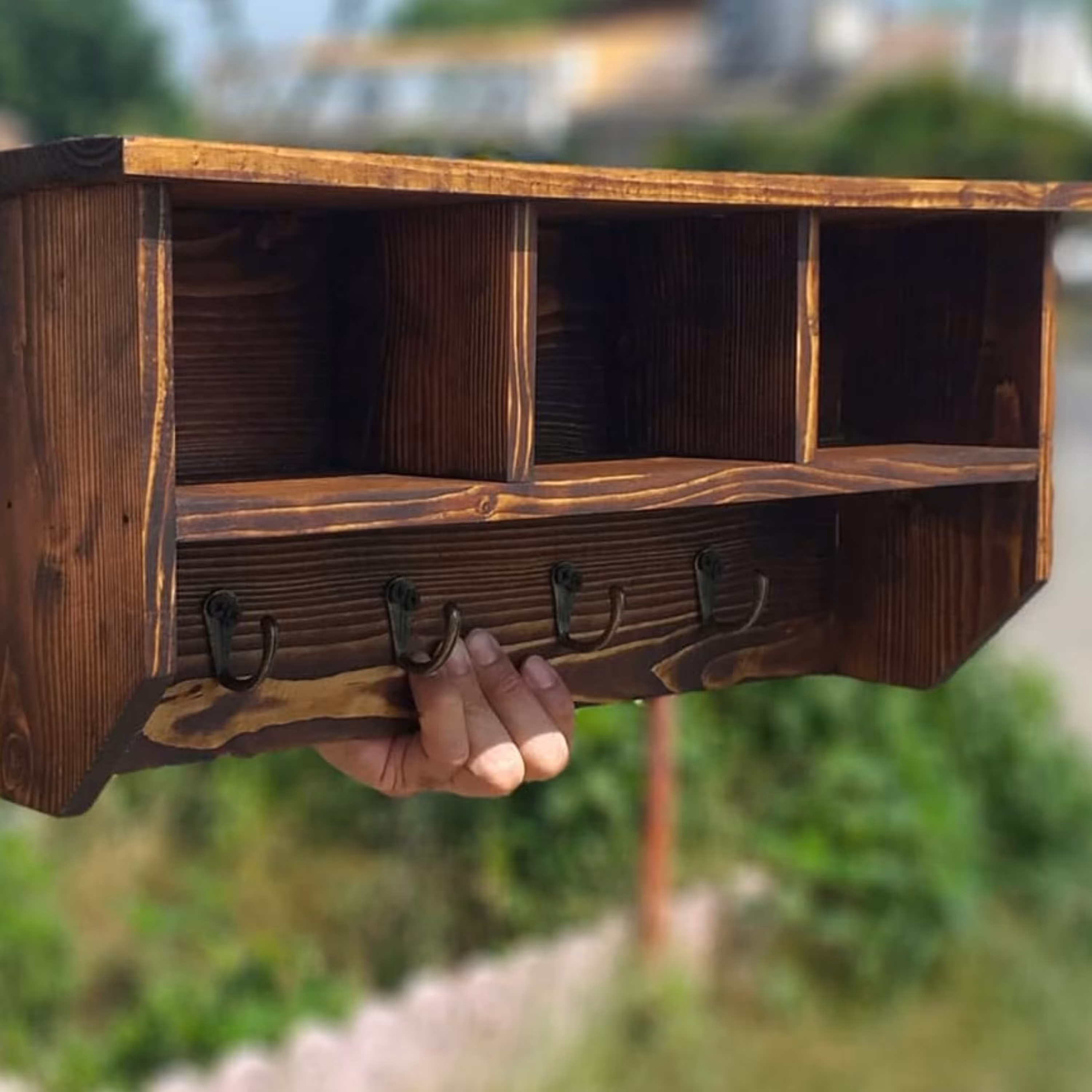 شلف و جاحوله ای چوبی دارای آویز