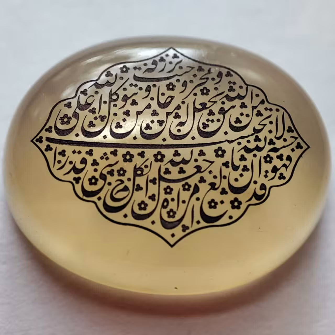 نگین عقیق یمنی آبدار و زیباخط دست امضا دار  آیه من یتق الله برای رزق وروزی حدود15 میلیمتر