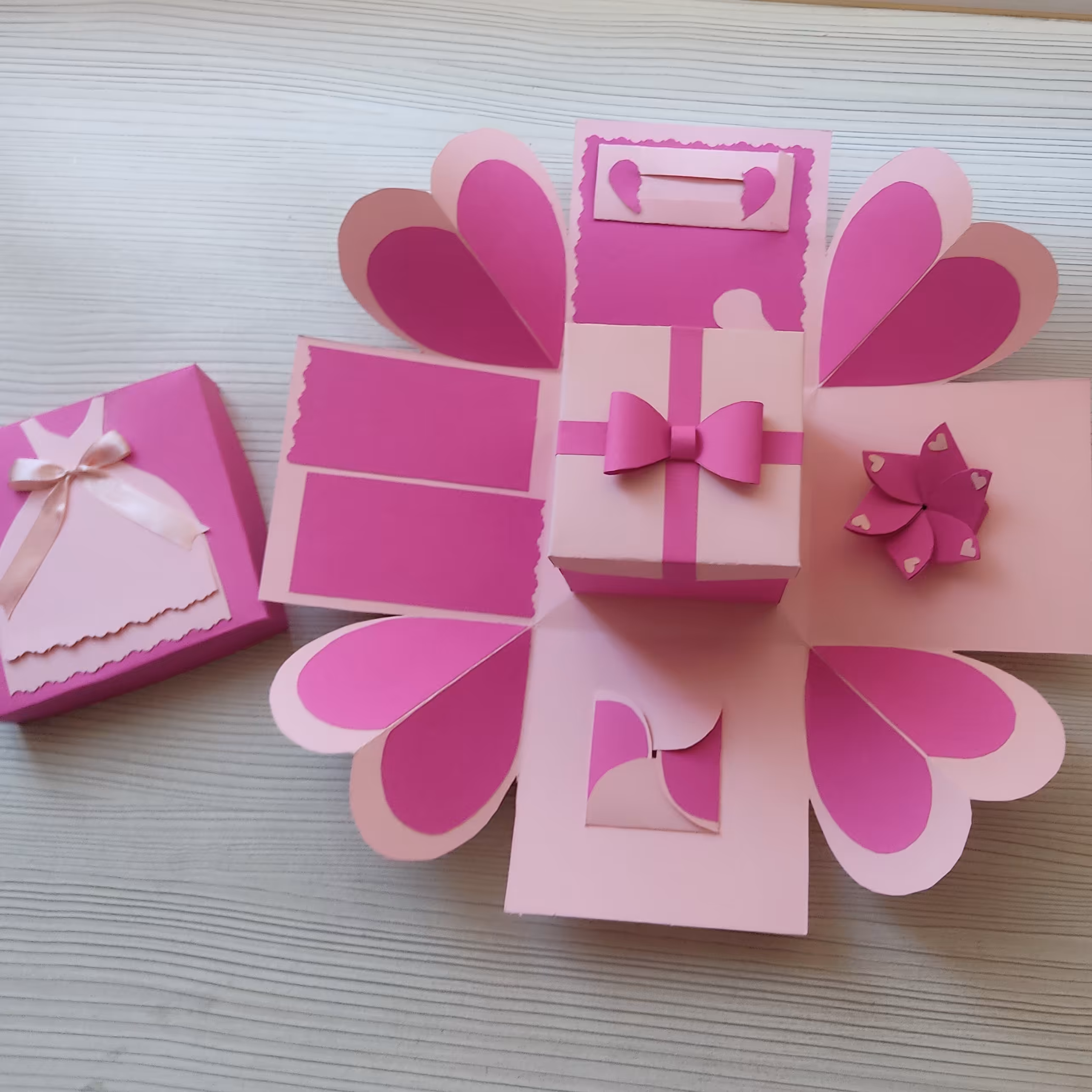 جعبه کادویی سوپرایز زنانه و دخترانه مربع همراه با آیتم