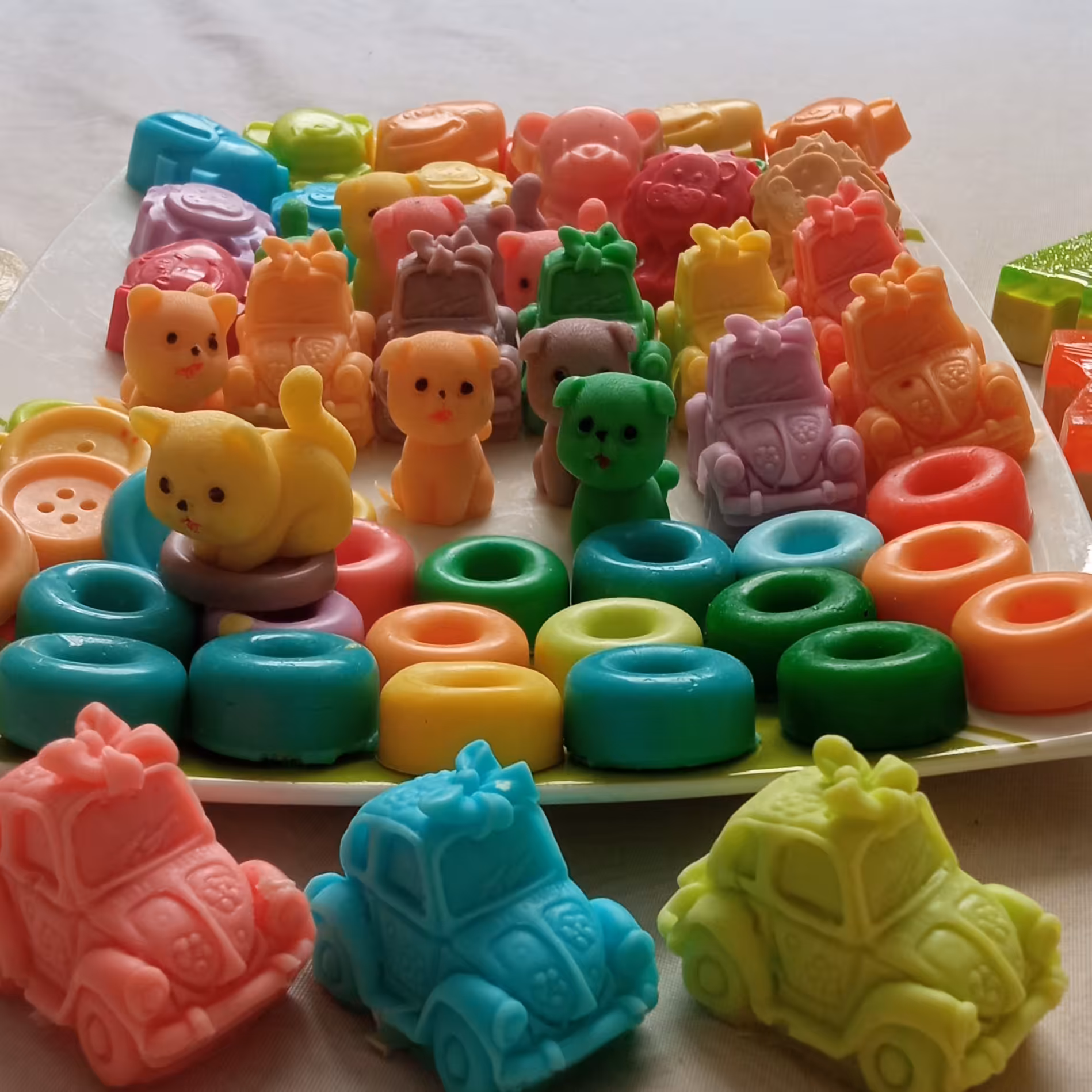 صابون های فانتزی مناسب هدیه و یا تزیین سرویس بهداشتی..قابل استفاده و متناسب با پی هاش پوست بدون مواد شیمیایی 