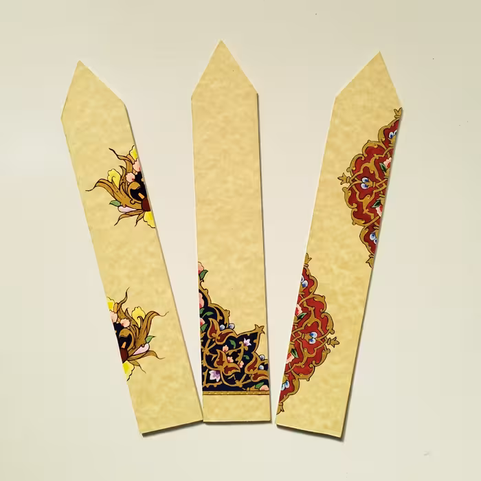 بوک مارک تذهیب کاری شده بر روی مقوا ماکت، وزن 13 گرم