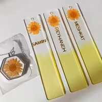 بوک مارک( نشانه کتاب ) با گل بابونه طبیعی به همراه اسم دلخواه