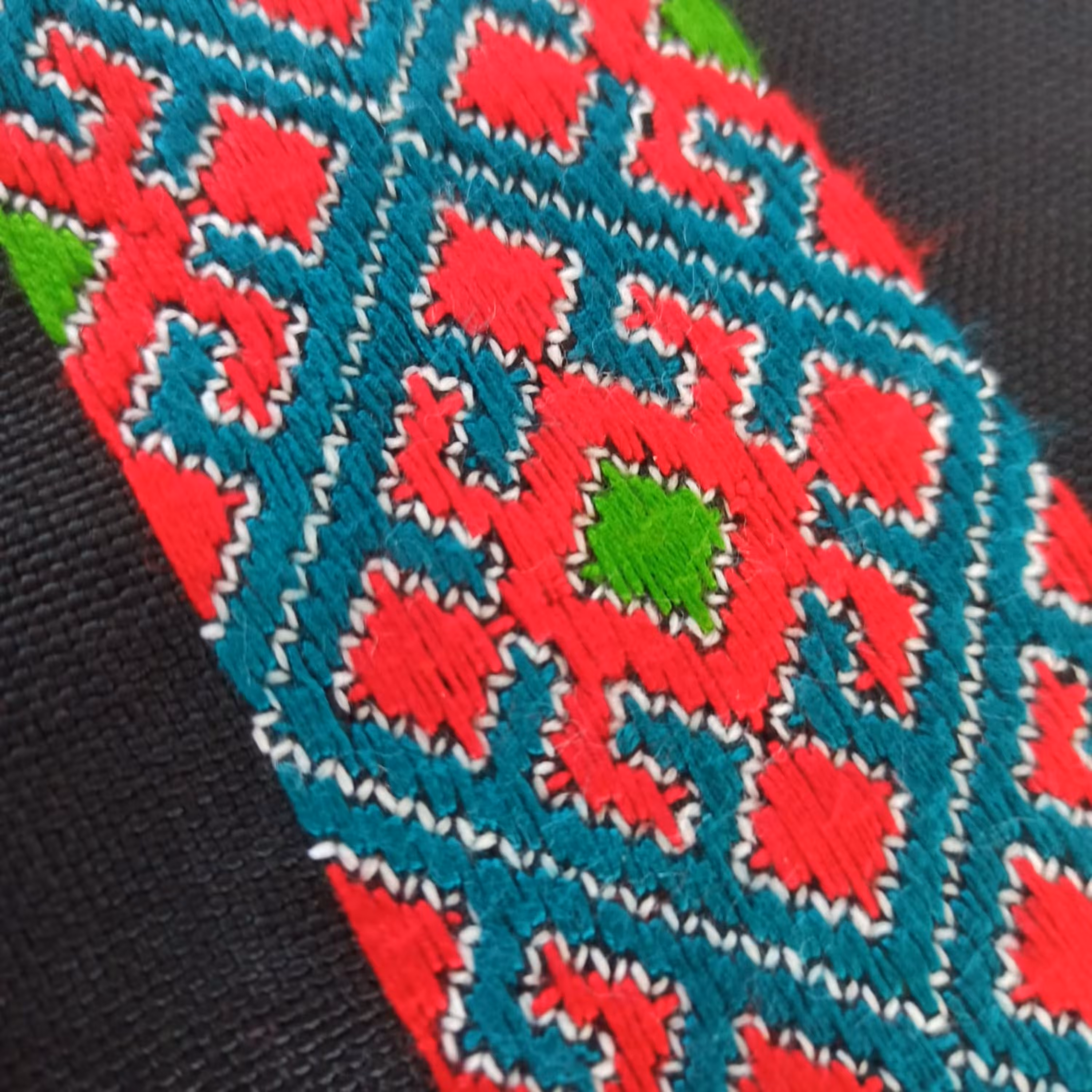 نوار سوزن دوزی مناسب برای مانتو RS0705 غرفه ملک خورشید                          