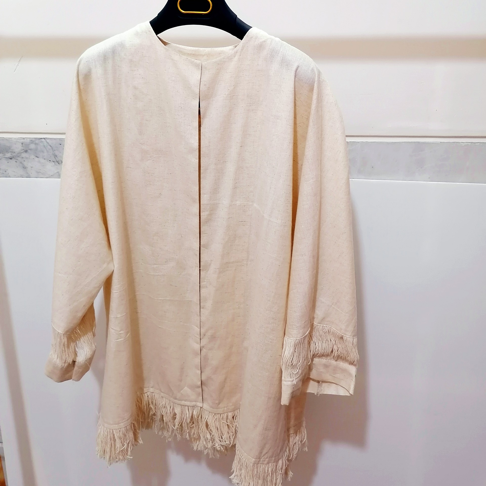 کالکشن بهاره مانتو زنانه بلند ابروبادی کمربنددار چاک دار آستین سه پله سرآستین کش دارد. سایز 38 تا 48