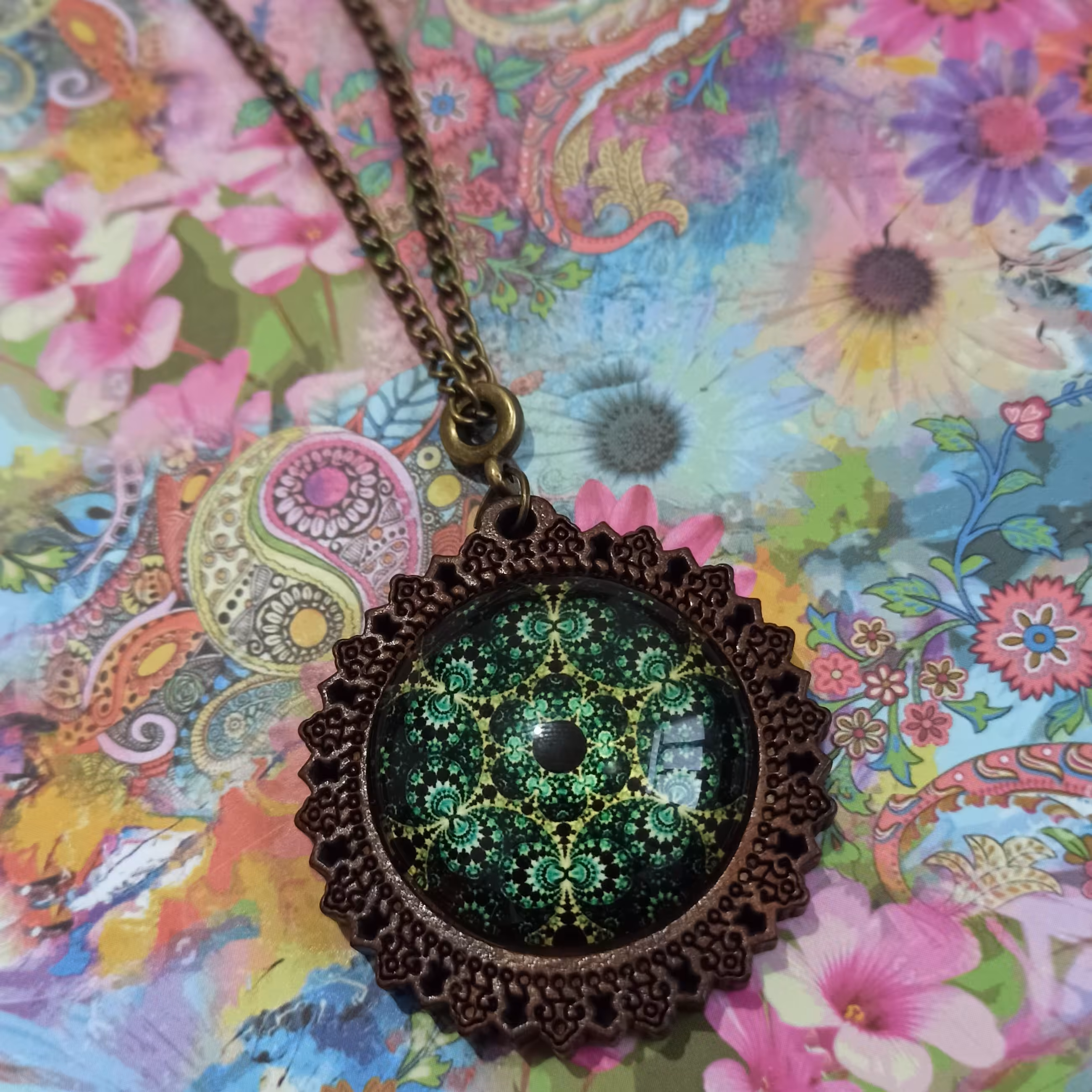 گردنبند رزینی سبز رنگ جنس بدنه چوبی با زنجیر برنزی