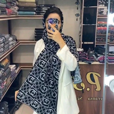 شال سفید ومشکی منگوله دار