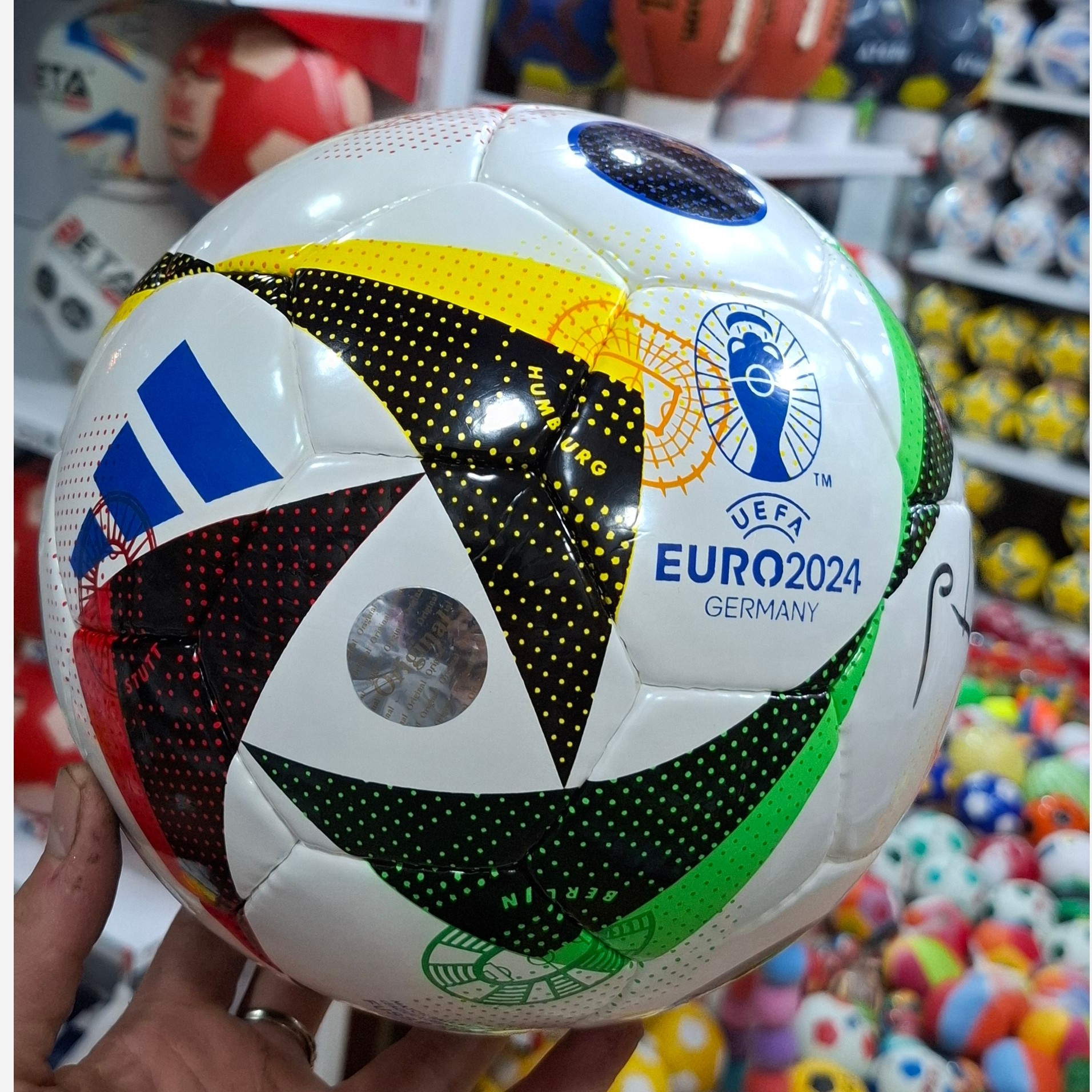 توپ فوتبال یورو سایز4اصل باضمانت همراه با سوزنی وارسال رایگان در ارزانکده توپ کرمان 