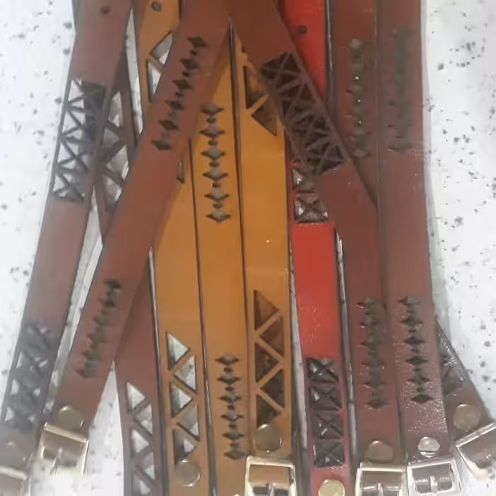 دستبند چرمی اصل  دست دوز تک لایه  با طرح ها و رنگ های متنوع  