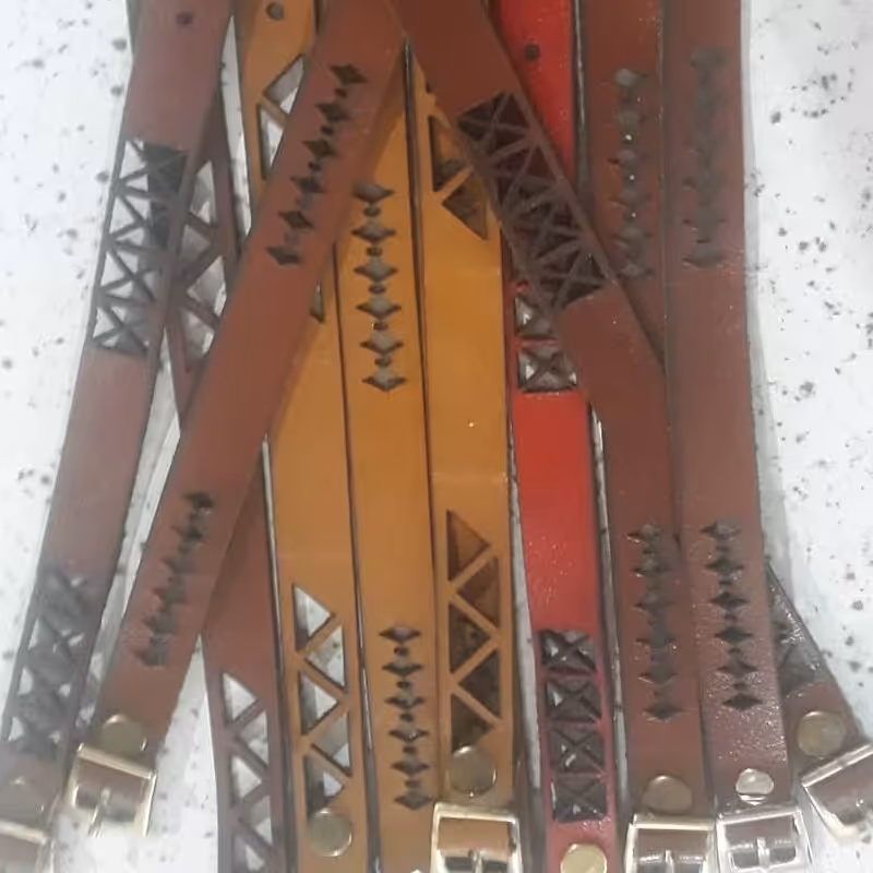 دستبند چرمی اصل  دست دوز تک لایه  با طرح ها و رنگ های متنوع  