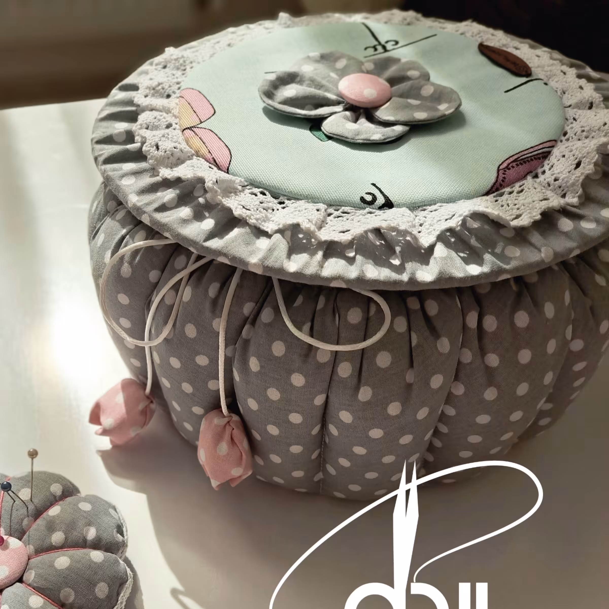 باکس گرد در دار مناسب وسایل خیاطی و ... به همراه جاسوزنی 