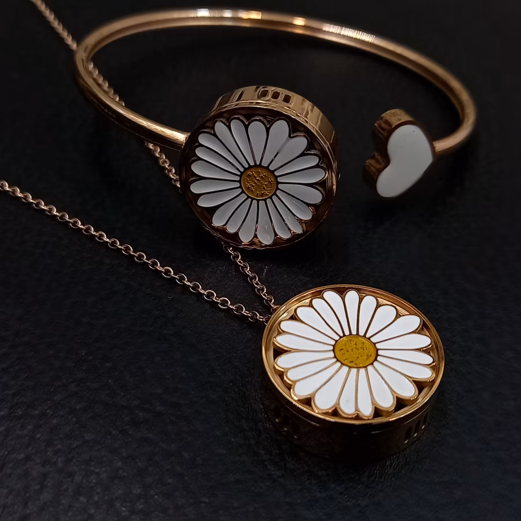 ست دستبند و گردنبند بابونه رزگلد عطردار5