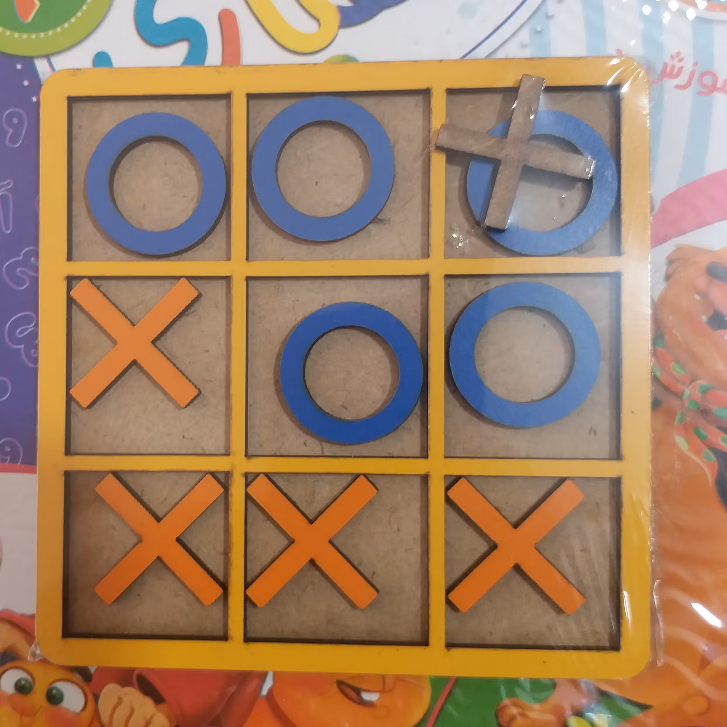 بازی فکری دوز  یا ایکس ا کوچک در  رنگ بندی متفاوت 