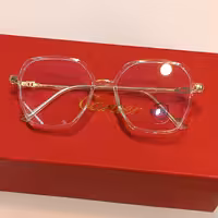 عینک طبی با عدسی بلوکات بدون نمره با قابلیت تعویض عدسی های طبی نمره دار رنگ سفید یخی همراه با جلد و دستمال عینک 