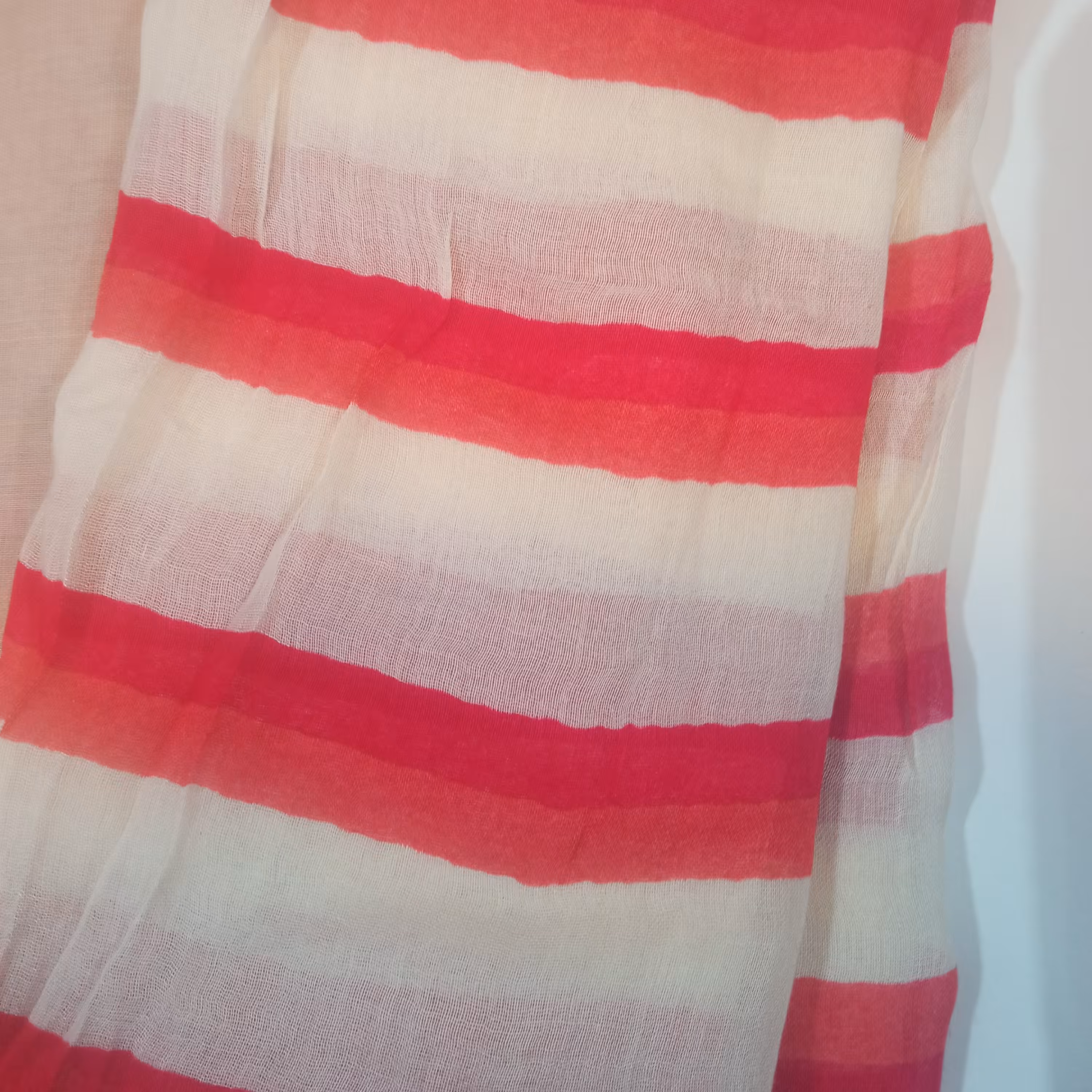 شال نخی سفید قرمز راه راه