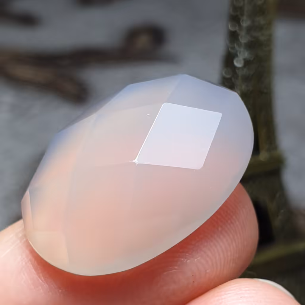  نگین فوق العاده زیبای سنگ عقیق خاص اصل معدنی با تراش فست
کد  25593