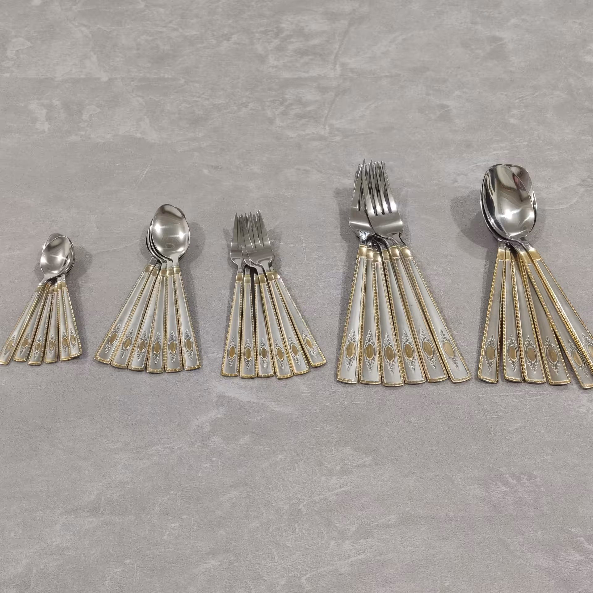 سرویس قاشق وچنگال  30 پارچه دسته طلایی  مارک یونیک لایف Unique life  بسیار شیک و ضخامت 3میل مخصوص خاص پسند ها وجنس عالی 