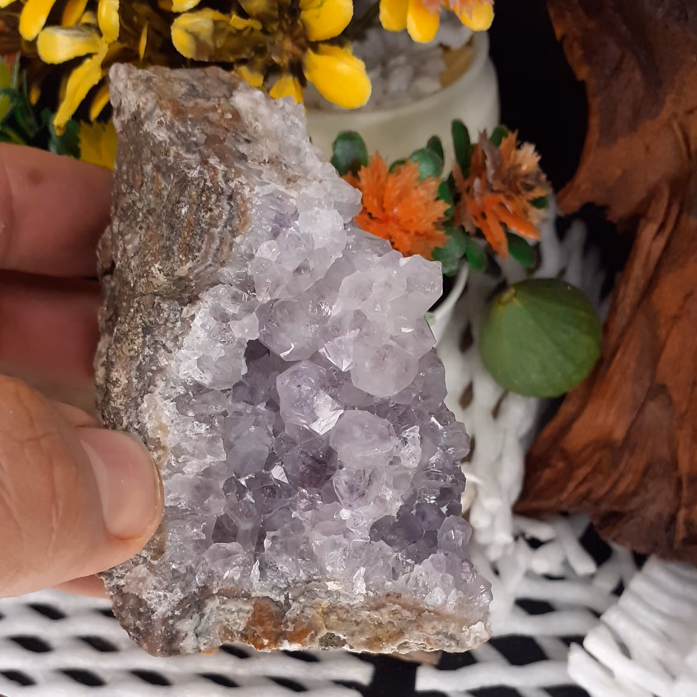 سنگ راف کلکسیونی آمیتیست با بلوری درشت و زیبا مناسب دکور و کلکسیون پشت ویترین مغازه ها