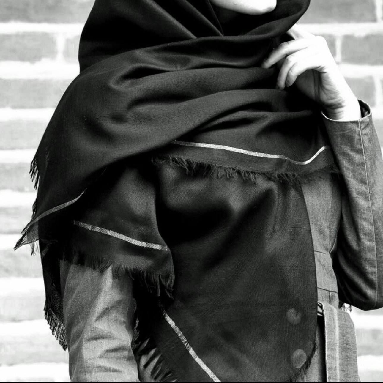 روسری مشکی نخی لب طلایی