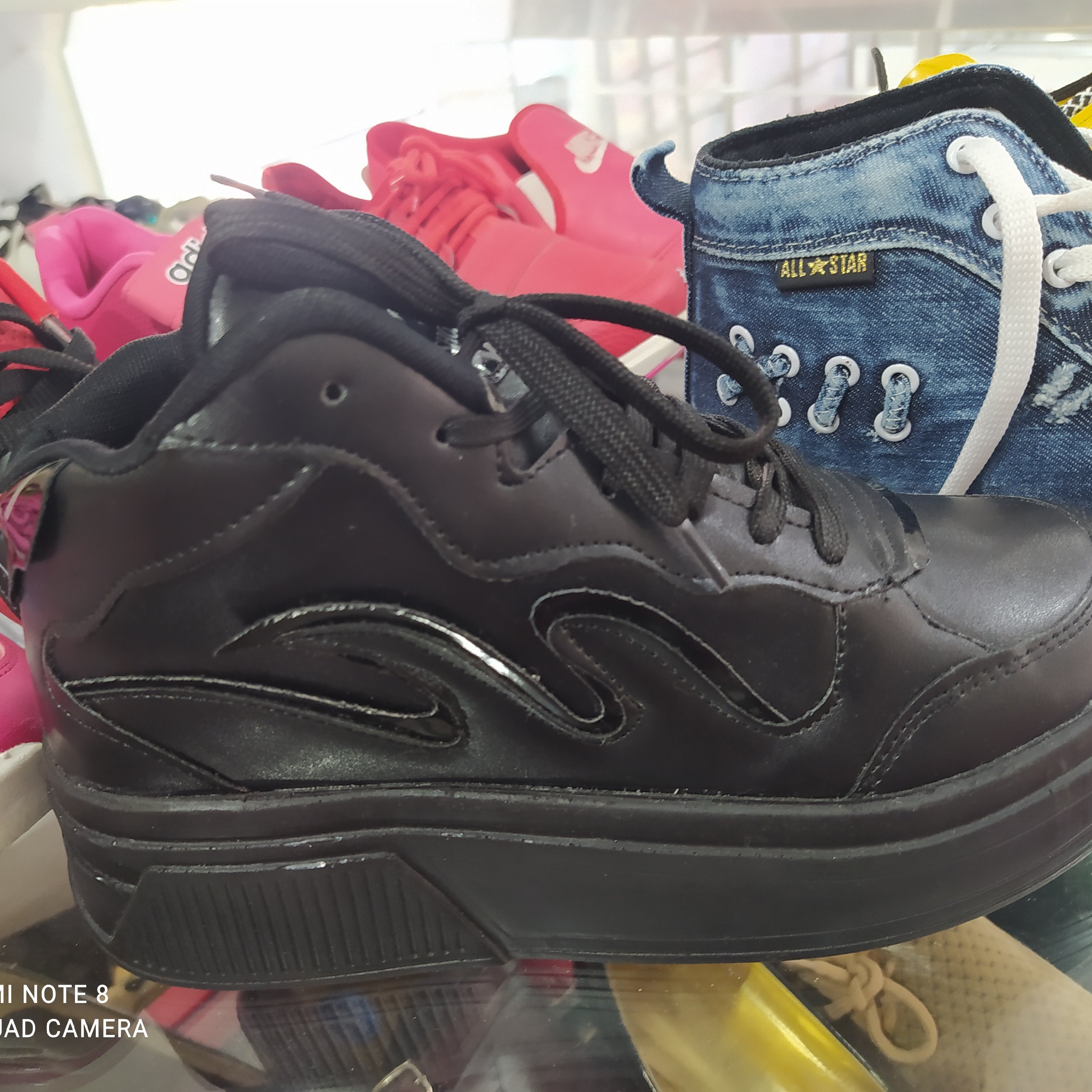 کفش کتونی اسپرت شیک،دارای دورنگ مشگی و سفید سایزبندی37/40