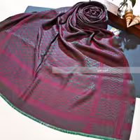 شال نخ ابریشم ژاکارد طرح چفیه ایستایی نسبتا خوبی داره طول 220 و عرض 84سانت  4فصل