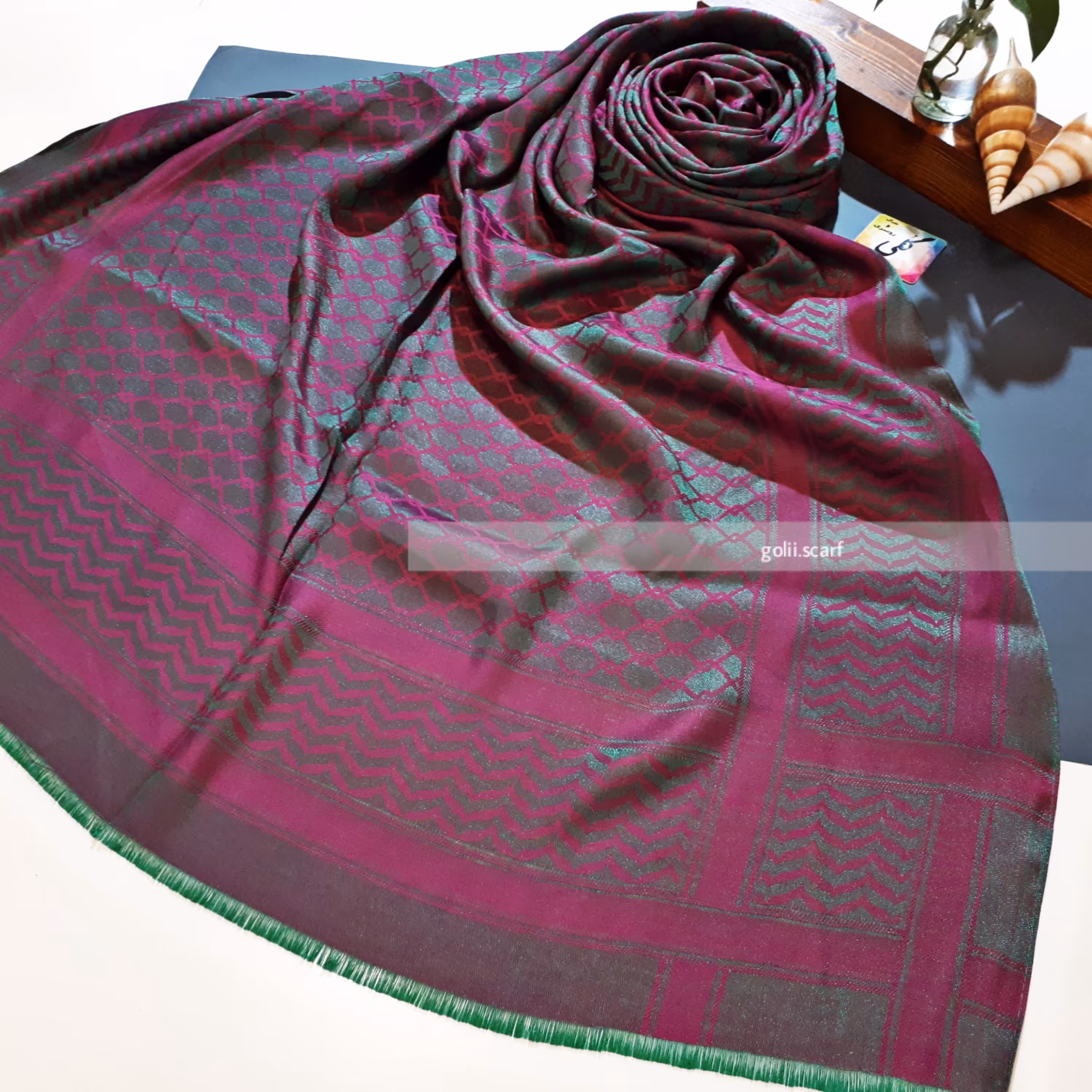 شال نخ ابریشم ژاکارد طرح چفیه ایستایی نسبتا خوبی داره طول 220 و عرض 84سانت  4فصل