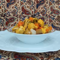 ترشی  مخلوط خانگی ترد و تازه با سرکه خالص جار دو کیلویی