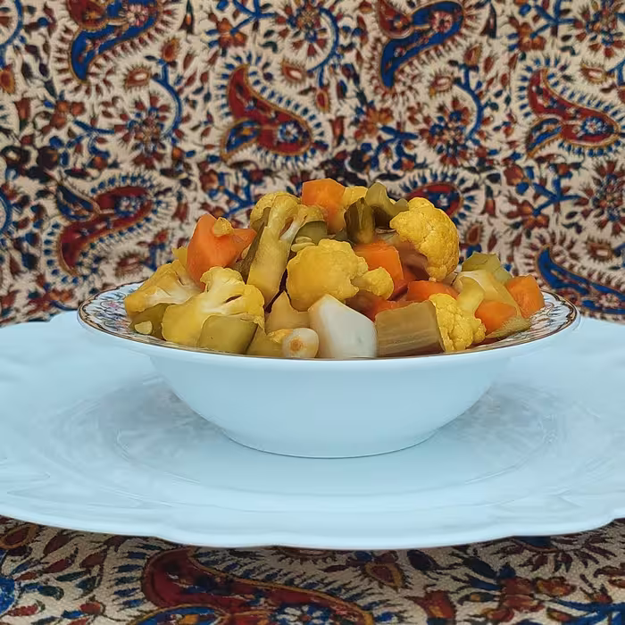 ترشی  مخلوط خانگی ترد و تازه با سرکه خالص جار دو کیلویی