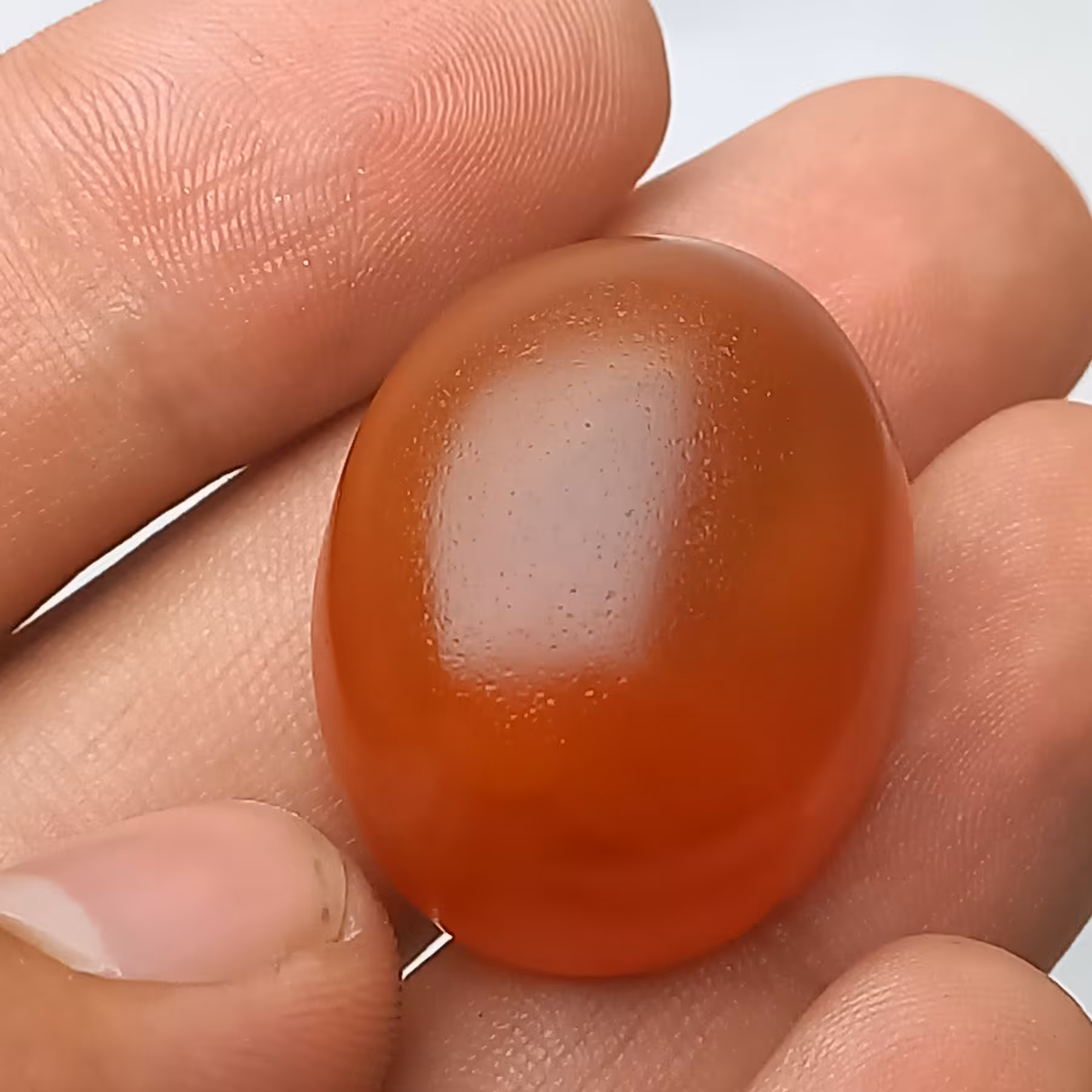 سنگ عقیق کهنه درشت و دامله خوش رنگ آبدار و خاص