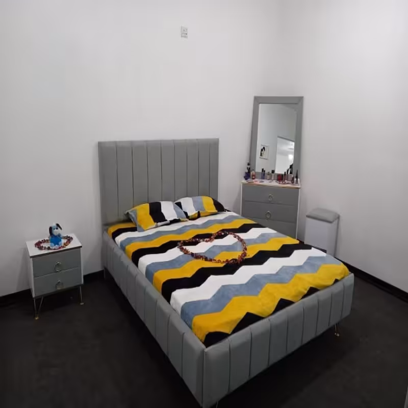 تختخواب دو نفره تمام پارچه شامل تخت میزآرایش آینه صندلی و تک پاتختی 