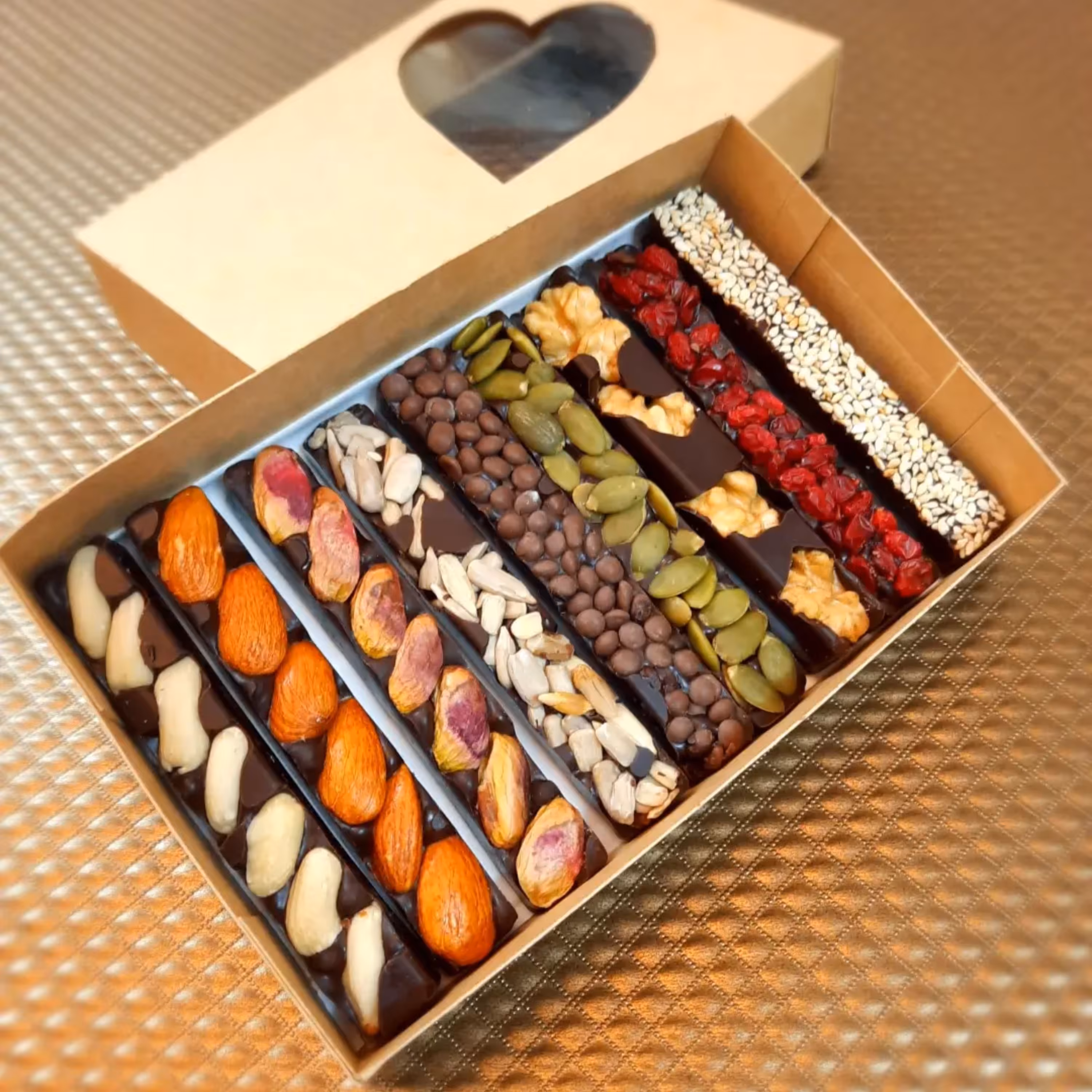 شکلات تلخ  مغزدار 9 عددی (پسته گردو بادام زرشک...)ارسال پس کرایه با پیک و تاکسی 