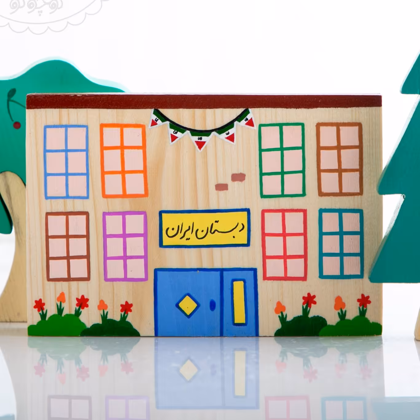 مدرسه چوبی نقاشی شده با دست